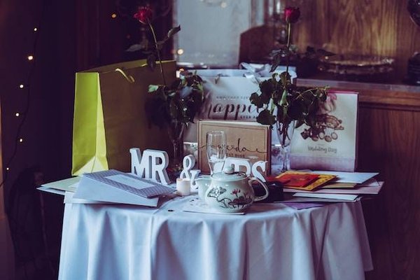 Les astuces pour gérer les invités, les témoins, les faire-part et les cadeaux de votre mariage.